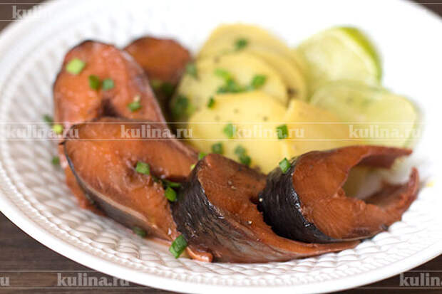 Готовая селедка получается в меру соленой, очень нежной и вкусной. Выложите рыбку на блюдо, полейте маслом и подайте к столу. Приятного аппетита. Если селедка получилось очень соленой, выдержите ее некоторое время в молоке.  