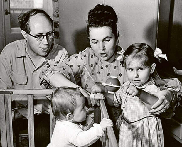 Галина Вишневская и Мстислав Ростропович с дочерями.