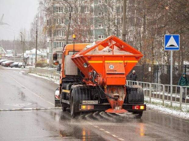 Из-за похолодания в Москве будут проводить противогололедную обработку дорог и тротуаров