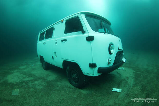 В сети опубликовано фото УАЗа, затонувшего на Байкале вместе с туристами