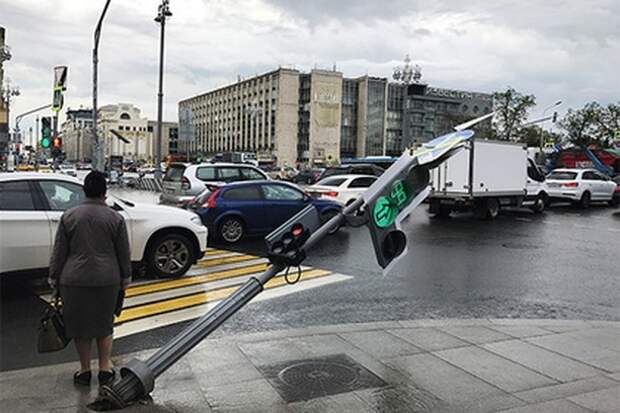 Особенно на дорогах WTF?, бетонные джунгли, в городе, город, необычно, опасное место, опасность, прикол