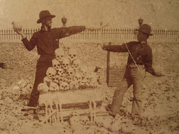 Американские солдаты играют с человеческими черепами на кладбище Колон в Гаване, Куба, 1900-е годы.