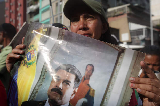 Сторонники президента Венесуэлы Николас Мадуро с его портретами