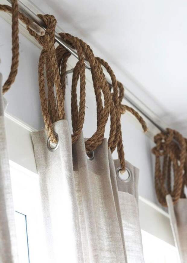 Важное преимущество использования обычных верёвок - это возможность повесить штору на любой карниз.