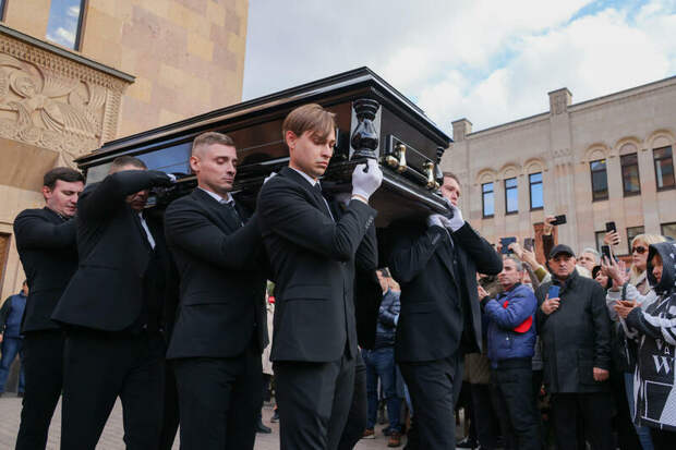 Церемония прощания с кинорежиссером Тиграном Кеосаяном в Москве / Фото: Сергей Карпухин, Сергей Булкин / ТАСС