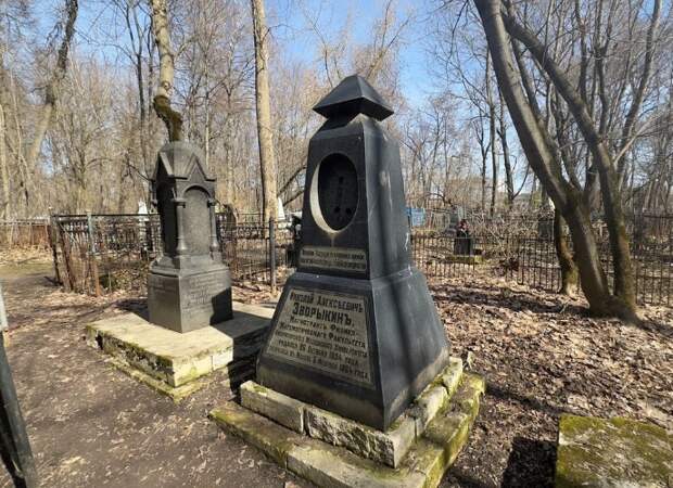 В Муроме разрушаются памятники на могилах Куликова и Зворыкина