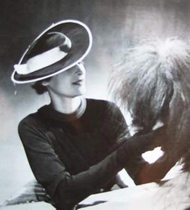 Дама в шляпе, 1934 год
