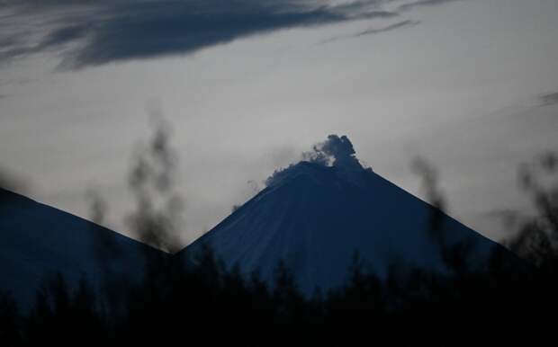 На Камчатке вулкан выбросил столб пепла