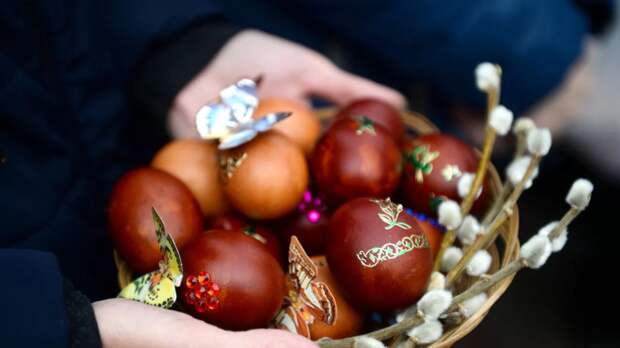 Россиянам посоветовали красить яйца к Пасхе с помощью приправ и ягод