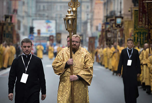 Виталий Милонов во время крестного хода по Невскому проспекту, сентябрь 2014 года