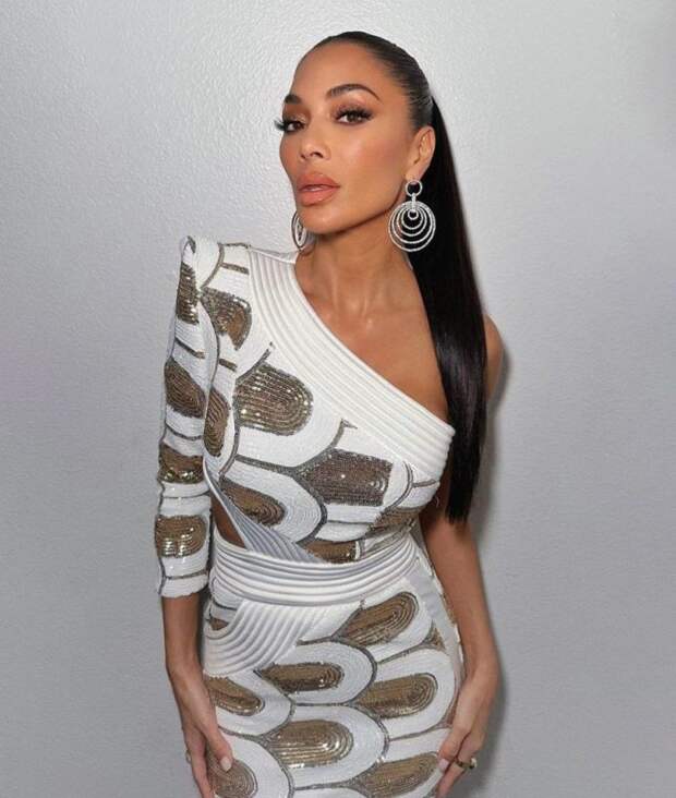 Николь Шерзингер удивила поклонников своей фигурой в облегающем платье