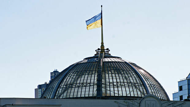 Флаг Украины на здании Верховной Рады. Архивное фото