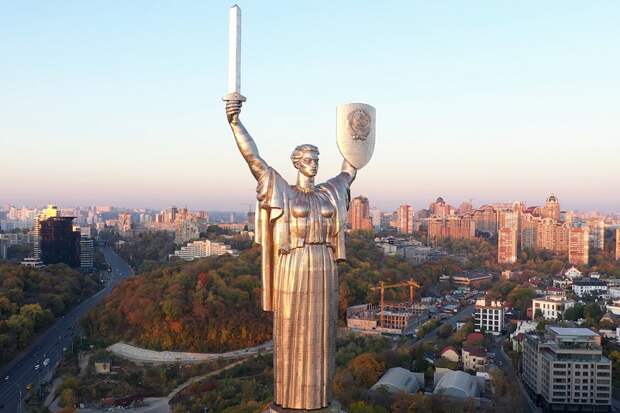 Украинцы поддержали изъятие герба СССР с монумента «Родина-мать» в Киеве