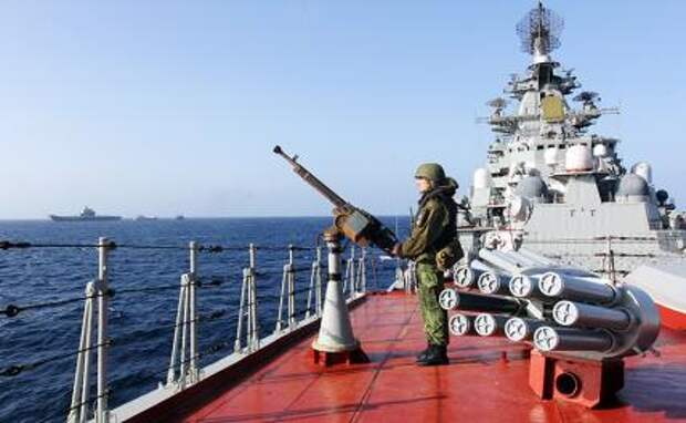 На фото: военнослужащий на палубе тяжелого атомного ракетного крейсера "Петр Великий", входящего в состав Северного флота ВМФ России