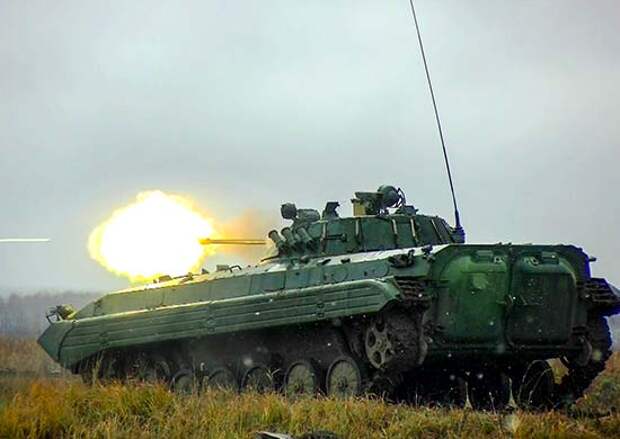 Будущие специалисты танковых и мотострелковых войск ВВО начали практическую подготовку к экзаменам по стрельбе и вождению танков и БМП