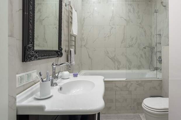 Стена ванной комнаты отделаны мрамором. / Фото: homemania.ru
