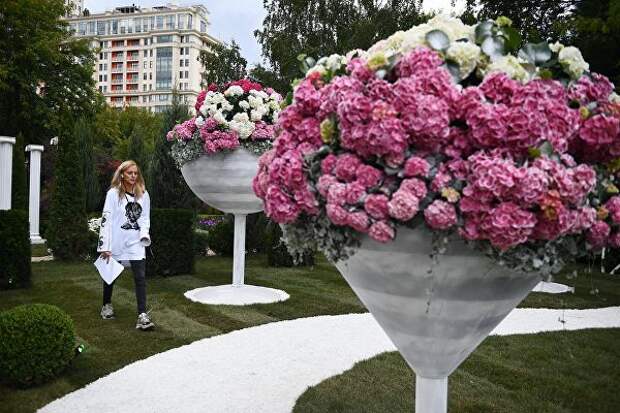 Девушка на VIII Московском Международном фестивале садов и цветов Moscow Flower Show в парке искусств Музеон Девушка на VIII Московском Международном фестивале садов и цветов Moscow Flower Show в парке искусств Музеон