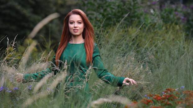 Певица Юлия Савичева в прозрачном мини-платье вышла на публику