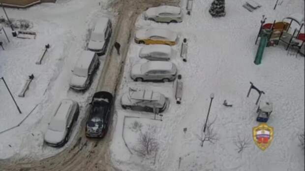 Не поделили дорогу: пешеход обстрелял машину среди сугробов в московском дворе