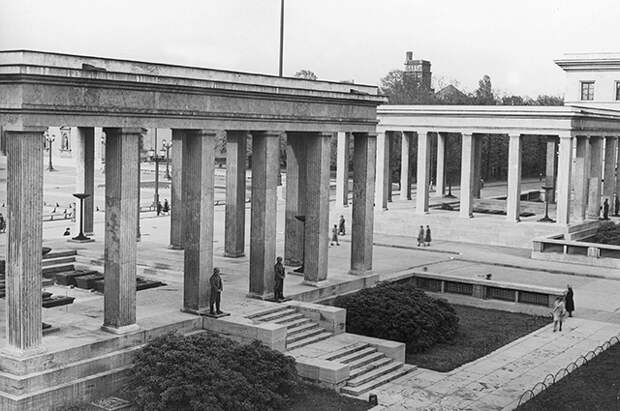 Храм почёта на площади Кёнигсплац в Мюнхене, возведённый в память о погибших участниках пивного путча 1923 года
