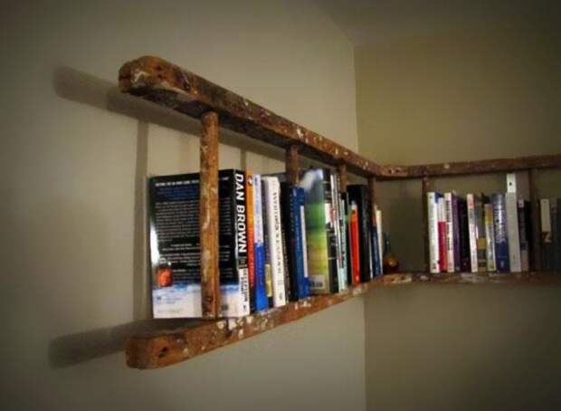 Не спешите избавиться от старой лестницы. Она понадобится для полки с книгами.