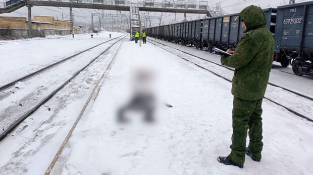 Повторила судьбу мужа спустя 10 лет: в Екатеринбурге под поездом погибла мать троих детей