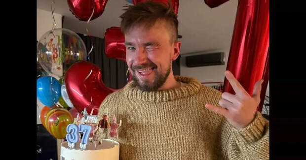 Александр Петров отметил день рождения с женой Викторией и сыном