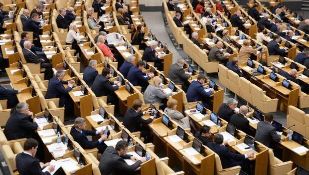 Депутаты на пленарном заседании Государственной Думы РФ