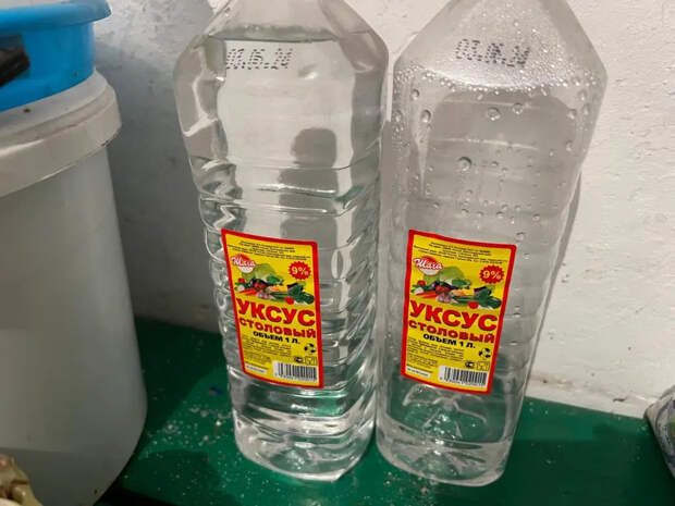 Соседи спины гнут, а я чай пью: 3 литра уксуса спасают участок от сорняков до самой осени