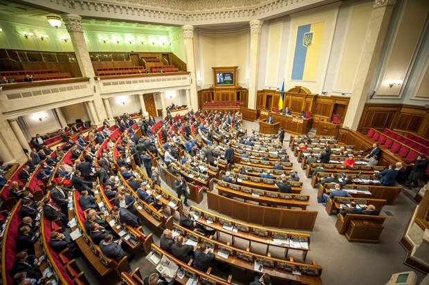 Сегодня Киев принял сразу два нелепых антироссийских закона