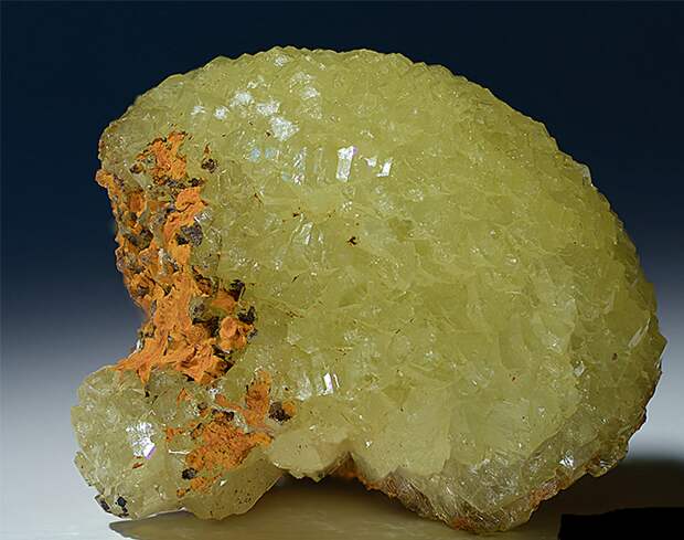 Агрегат сросшихся кристаллов адамита зеленовато желтого цвета. Сфероидная форма.
