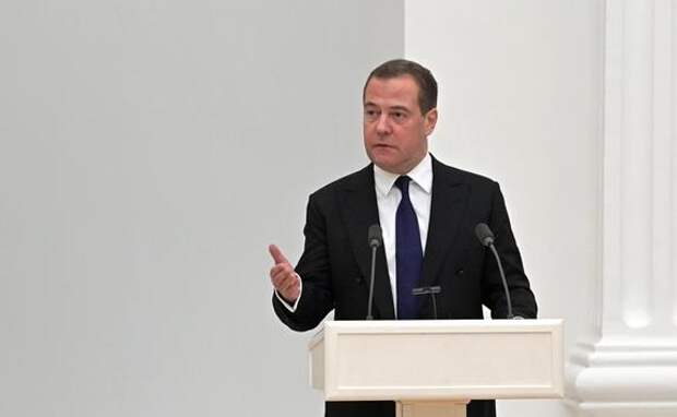Медведев призвал Шольца встать на колени и покаяться перед украинцами