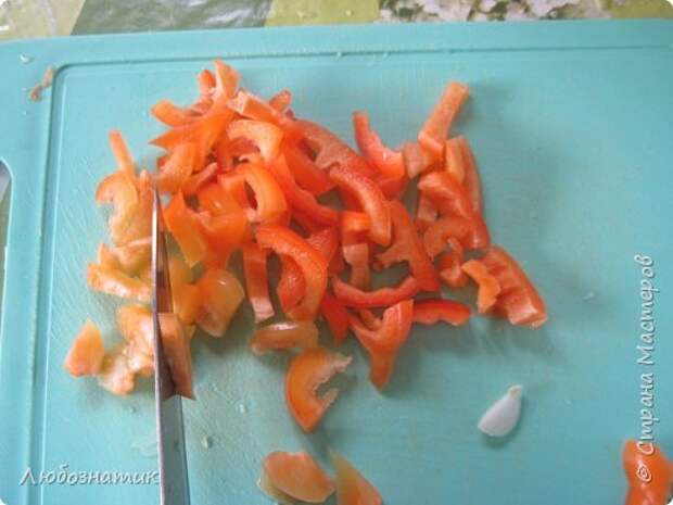 Здравствуйте мои дорогие! Всех очень-очень рада видеть на своей страничке!!! Сегодня хочу с вами поделиться ещё одним рецептом - салат "Золотая осень". Рецепт очень удачный и получается очень вкусно, рекомендую! Зимой так приятно кушать с любыми вторыми блюдами, либо использовать как закуску (салат) Продукты: капуста -2.200 кг лук - 600 г морковь - 800 г перец болгарский - 800 г сахар - 1 столовая ложка соль - 3 столовые ложки подсолнечное масло 450 мл 9 % уксусная кислота - 400 мл фото 11