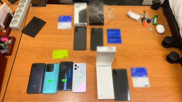 В аэропорту Якутска задержали дроповода из Алтайского края с десятками банковских карт