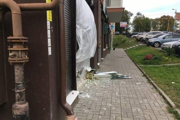 В Калининграде автомобиль протаранил дверь и заехал в детский учебный центр авария, авто, авто авария, дтп, женщина за рулем, здание, калининград, курьез
