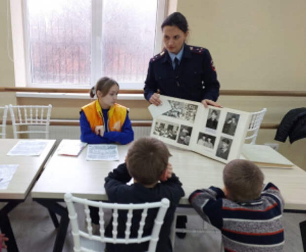 В Краснодарском крае сотрудники полиции совместно с волонтерами провели «Урок мужества» для детей из Херсонской и Запорожской областей