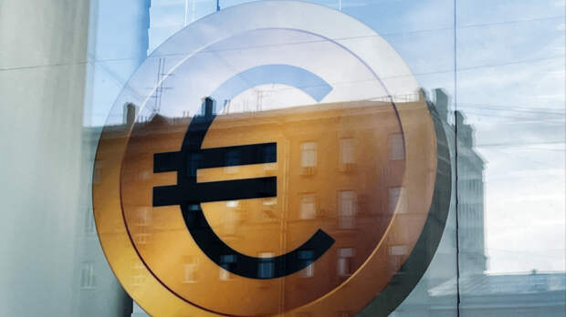 Внебиржевой курс евро поднялся выше 100 рублей впервые с сентября 2025 года