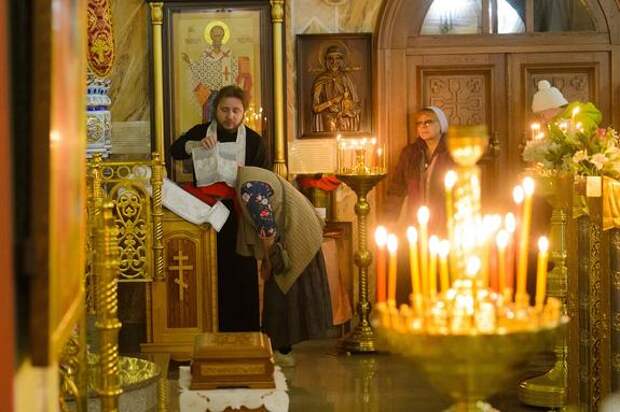 В РПЦ призвали готовиться к ограничению пасхальных служений трансляциями по ТВ