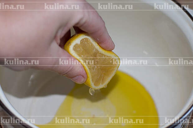 В кастрюлю или миску налить оливковое масло, влить сок лимона.