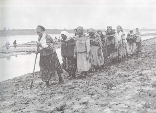 В бурлаки ходили и женщины. |Фото: wikiznanie.ru.