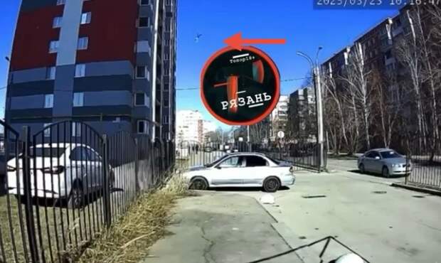 Появилось видео падения молодого человека из окна в Рязани, он погиб