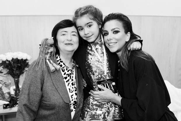 Три поколения на одном фото: Ани Лорак растрогала снимком с мамой и дочкой