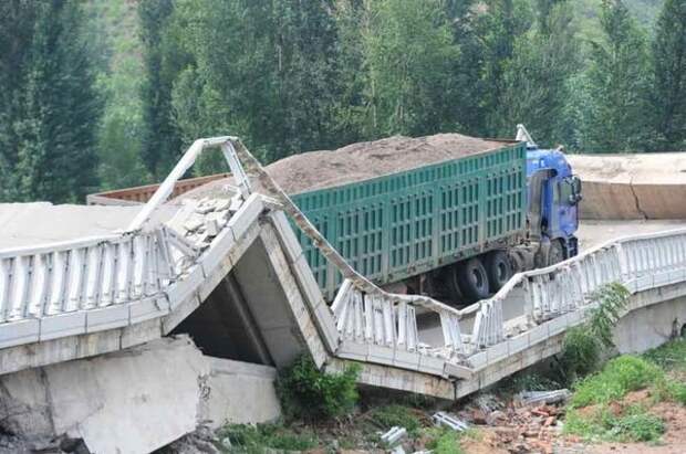 Если машина и выдерживает, то дороги не всегда. В этом случае мост рухнул под весом грузовика. Фото: tvoyavtourist.ru