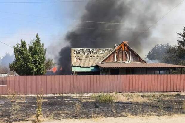 украинские формирования нанесли артиллерийский удар по селу Райское, Херсонская область. Под обстрел попали частные дома и объекты гражданской инфраструктуры, источник Телеграм-канал Днепровский Рубеж