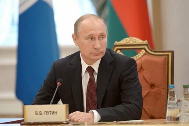 Владимир Путин выступил против попыток «перекодировать общество» и переписать историю Владимир Путин выступил против попыток «перекодировать общество» и переписать историю