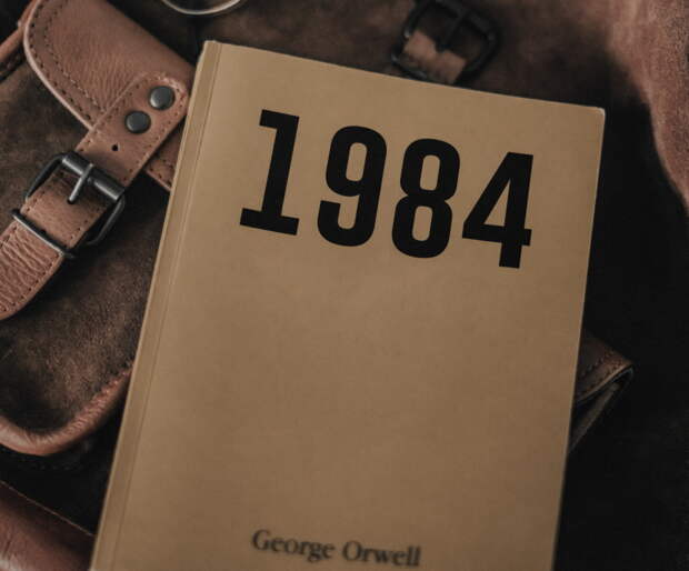 «К себе нежно» и «1984» - самые продаваемые книги в России в 2022 году