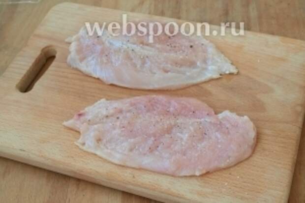 Куриное филе разрезать на пласты, немного отбить накрыв пищевой плёнкой. Посолить и посыпать перцем из мельницы.