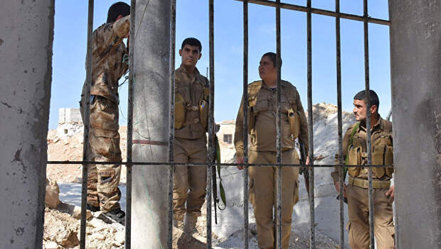 Бойцы отряда народной самообороны (YPG) в городе Африн недалеко от границы. Архивное фото