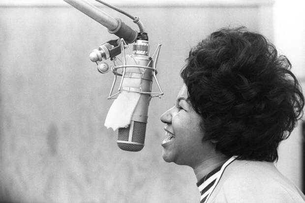 NEW YORK - JANUARY 09: Soul singer Aretha Franklin sings in the Atlantic Records studio during 'The Weight' recording session on January 9, 1969 in New York City, New York. (Photo by Michael Ochs Archives/Getty Images)