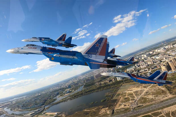 Экипажи «Русских Витязей» выполнили воздушный показ в честь Дня рождения города Сургута